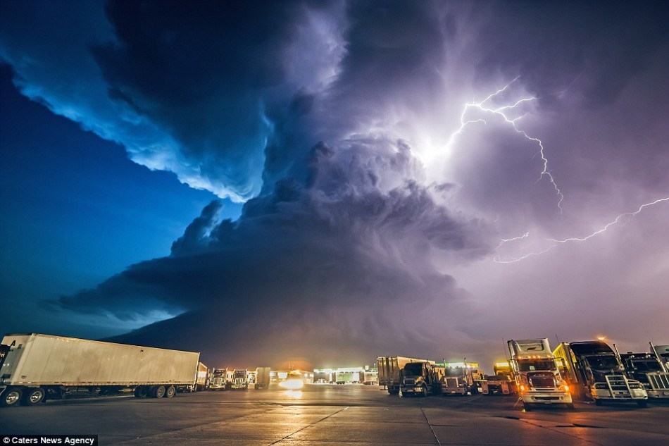 戶外LED顯示屏怎么應對雷雨天氣？