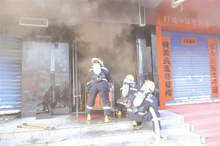  10月19日，松山區(qū)迎金路發(fā)生一起臨街商鋪火災(zāi)